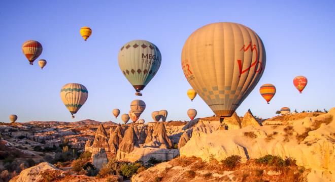 Balloons in Cappadocia, T&uuml;rkiye by Annelieke Huijgens